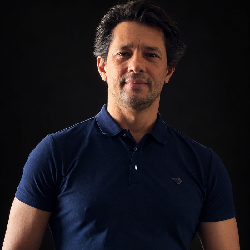 Cesar Coutinho, psicólogo clínico em Indaiatuba, retrato em fundo escuro — CRP 06/223499